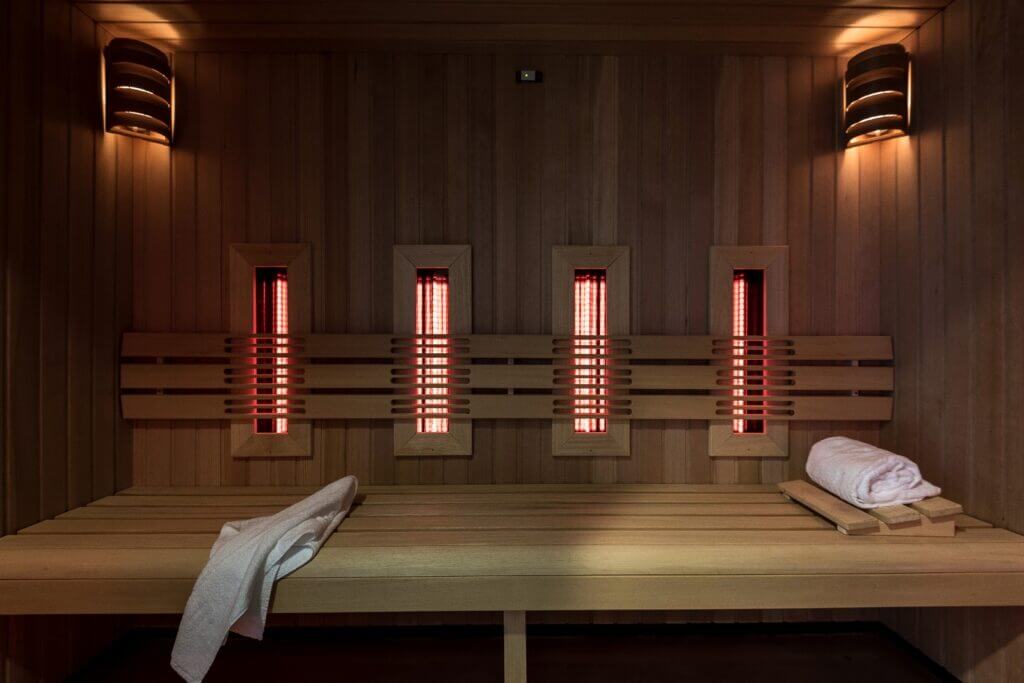 Infrarood sauna van Red Ceder hout, met 4 full spectrum rugstralers, vooraanzicht.