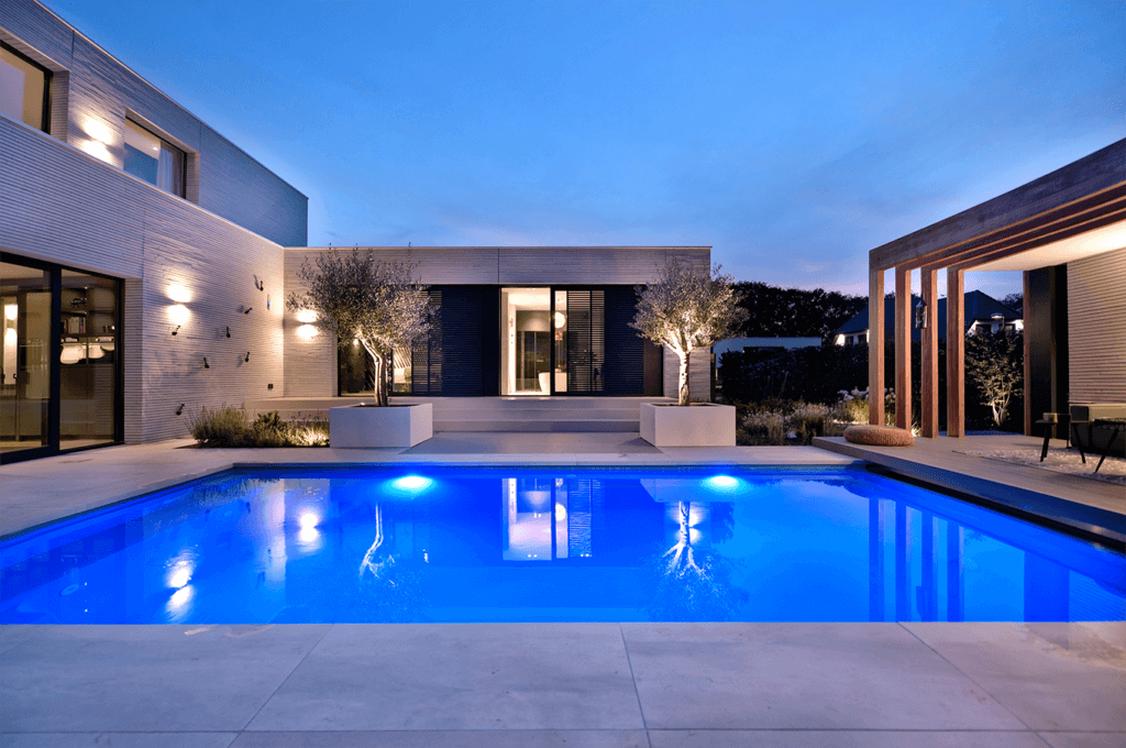 Polyester zwembad in IBIZA stijl tuin met ingebouwd roldeck