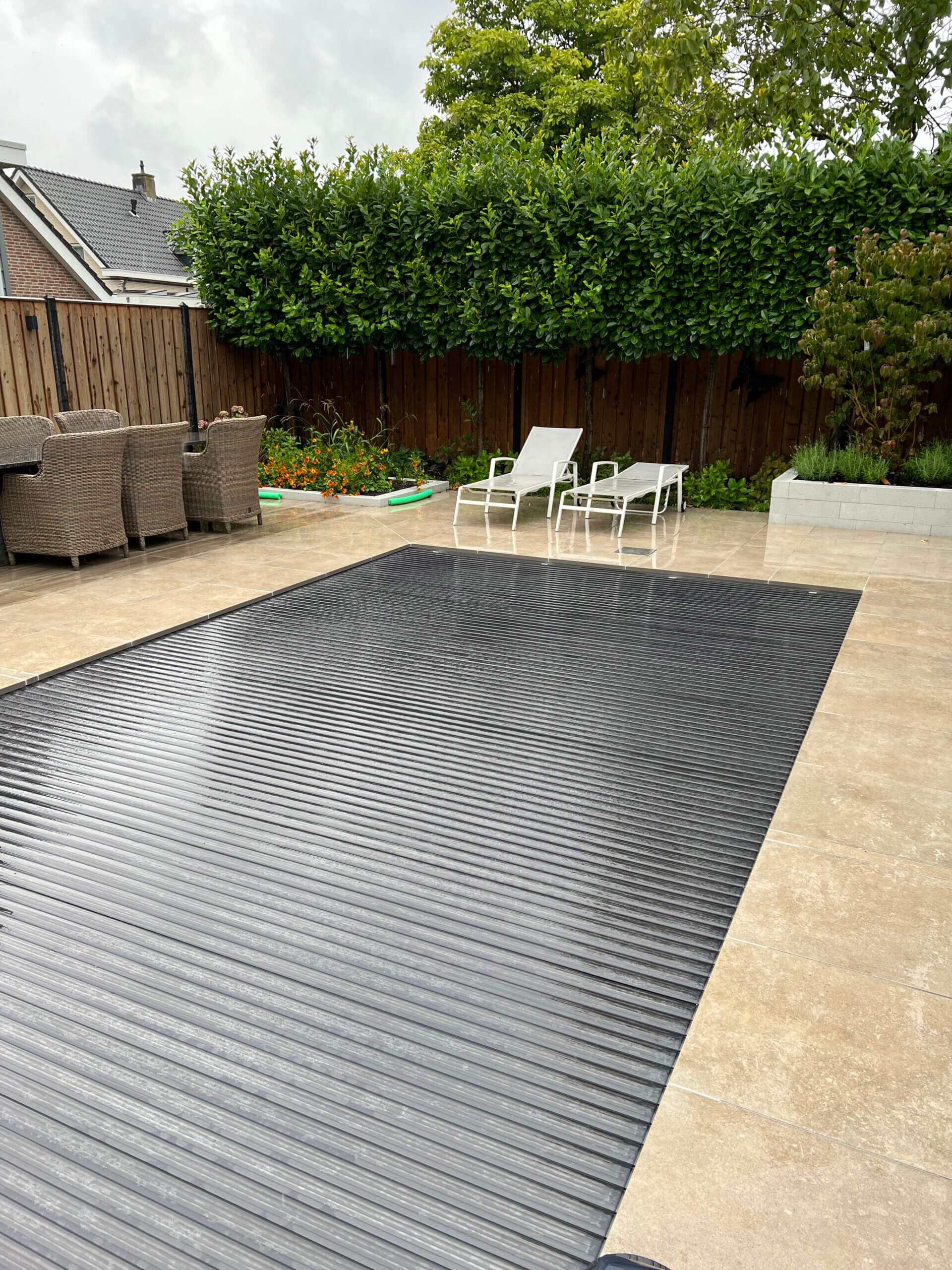 Gerealiseerd zwembad met Solar lamellen dek