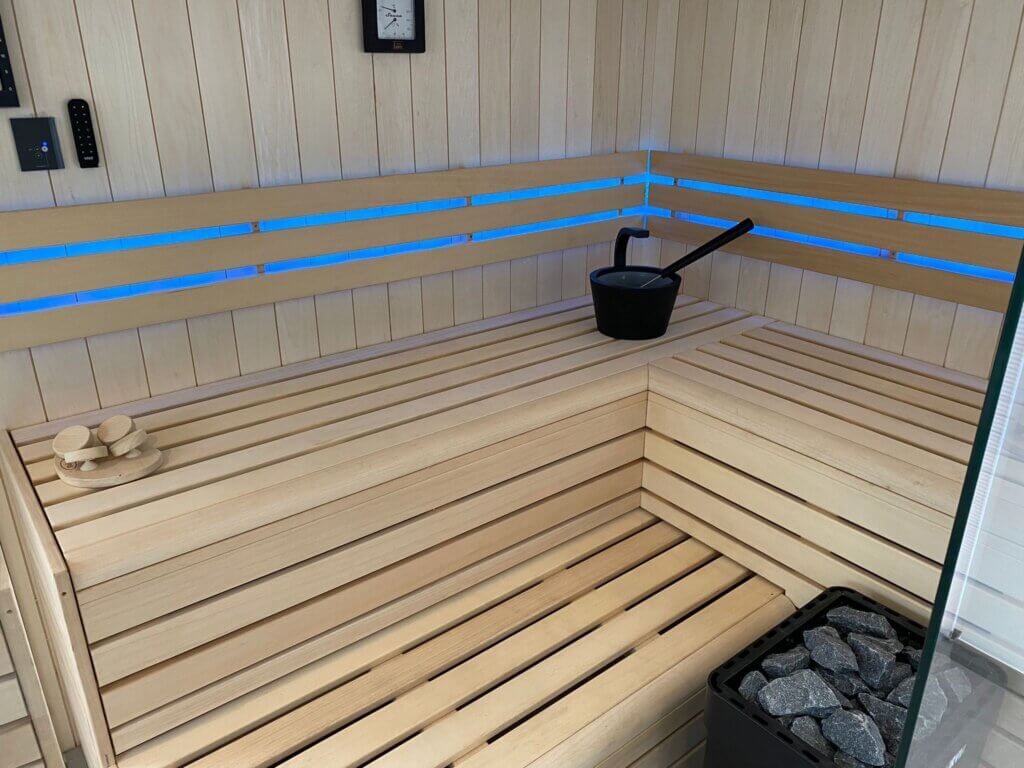 Binnensauna met Espenhouten interieur en glaswand