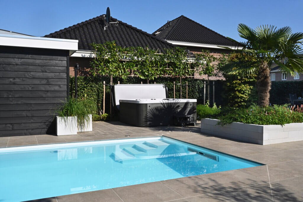 Gerealiseerde tuin met zwembad en spa